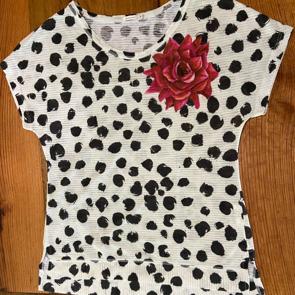 Maria Filo Short Sleeve Crew Neck Top w/ Beautiful Rose & Polka Dots, Sz…